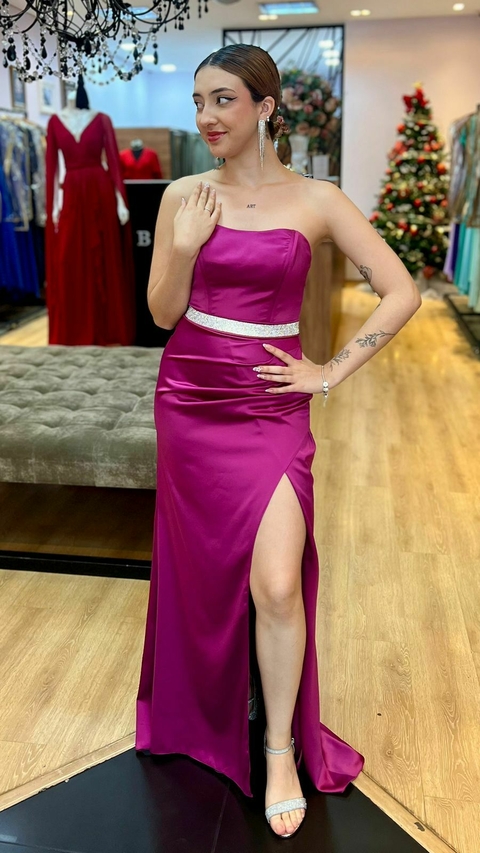 Vestido em Crepe Satine Sabrina Fucsia + Cinto Strass (Cinto Removíveis)