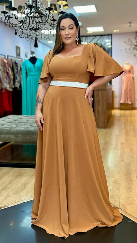 Vestido em Crepe Amalia Marrom Plus + Cinto Strass (Mangas e Cinto Removíveis) - comprar online