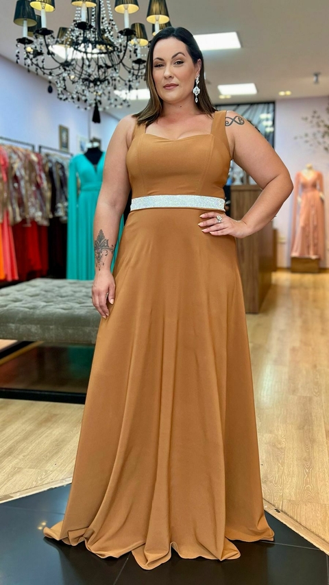 Vestido em Crepe Amalia Marrom Plus + Cinto Strass (Mangas + Cinto Removíveis) - comprar online