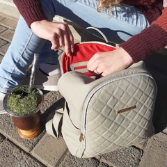MOCHILA EM COURO NUDE COM MATELASSÊ FRONTAL, BOLSOS LATERAIS E DUPLAS DIVISÓRIASREF. 1208