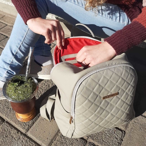 MOCHILA EM COURO NUDE COM MATELASSÊ FRONTAL, BOLSOS LATERAIS E DUPLAS DIVISÓRIASREF. 1208
