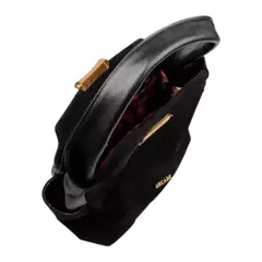 Bolsa feminina preta em couro legítimo, modelo hobo com design curvado e detalhe metálico acessório de moda sofisticado - Orcade