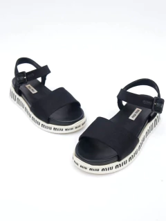 Sandália Miu Miu Logo - TAM 35 BRA - Paris Brechó