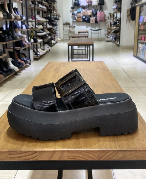 Zuecos Trevor Charol Negro