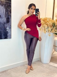 598 - Calça resinada | justa na internet