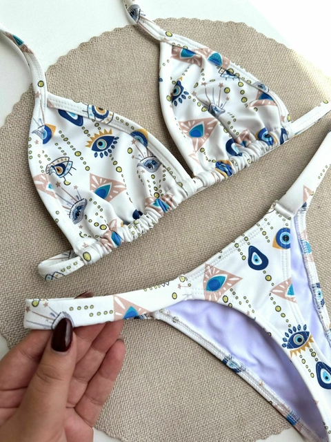 ANITTA OLHO GREGO TRIANGULO