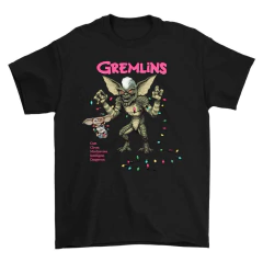 Playera negra para hombre con diseño de los personajes de Gremlins envueltos en luces navideñas
