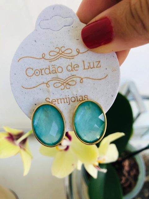 BRINCO OVAL BANHO OURO 18K COM PEDRA NATURAL MADEPÉROLA AZUL