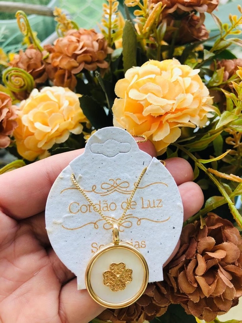 COLAR TREVO DE QUATRO FOLHAS COM A PEDRA NATURAL MADREPÉROLA