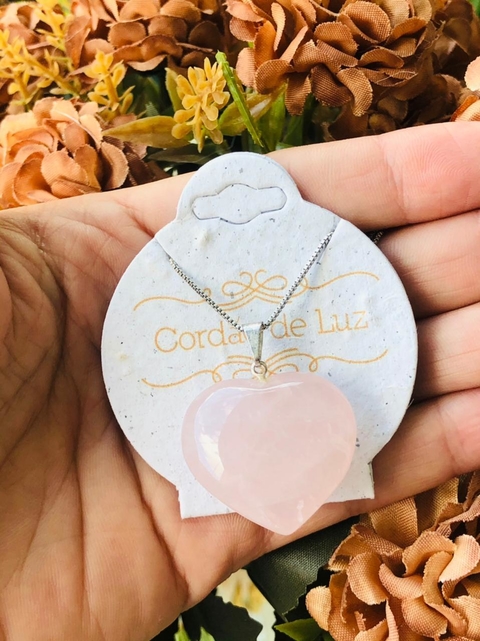 COLAR COM PINGENTE DE CORAÇÃO EM PEDRA NATURAL QUARTZO ROSA