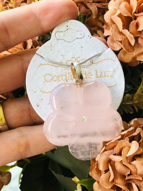 COLAR EM RÓDIO COM PINGENTE DE FLOR EM PEDRA NATURAL QUARTZO ROSA