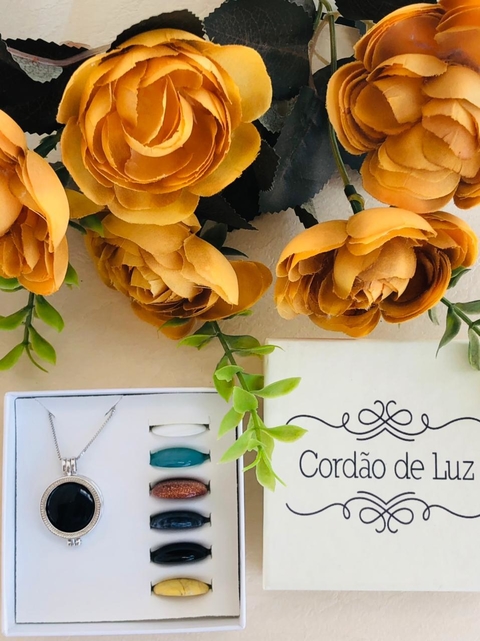 COLAR RELICÁRIO LISO COM 7 PEDRAS NATURAIS