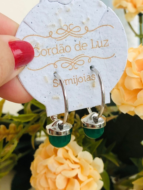 BRINCO DE ARGOLA PEQUENA COM PINGENTE REMOVÍVEL AGATHA VERDE