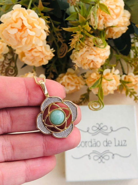 COLAR FLOR DE LOTUS COM PEDRA NATURAL QUARTZO VERDE