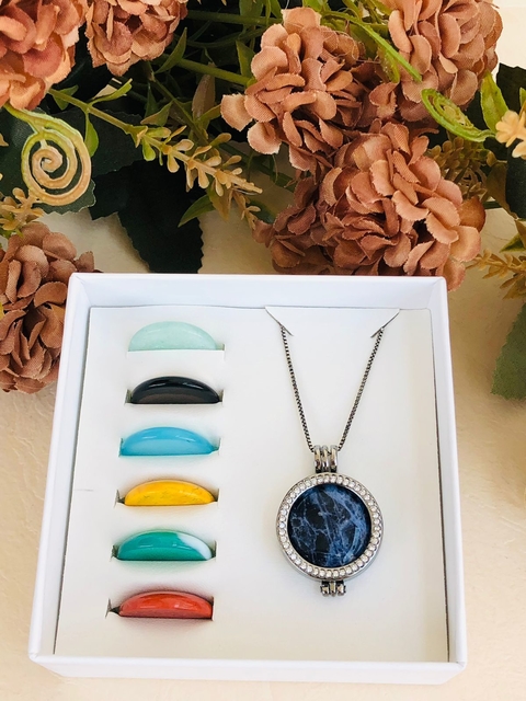 COLAR RELICÁRIO CÁPSULA CRAVEJADA DE ZIRCONIAS COM 7 PEDRAS NATURAIS - comprar online