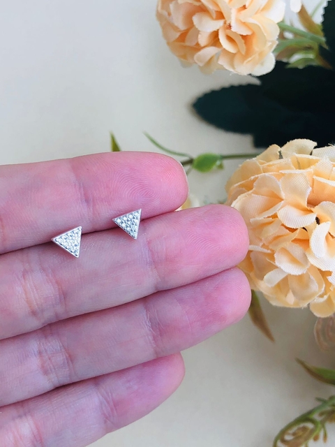 BRINCO PRISMA GEOMETRICO CRAVEJADO DE ZIRCONIAS EM PRATA 925