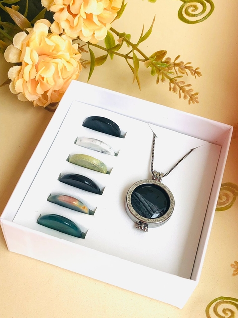 COLAR RELICÁRIO LISO COM 7 PEDRAS NATURAIS - comprar online