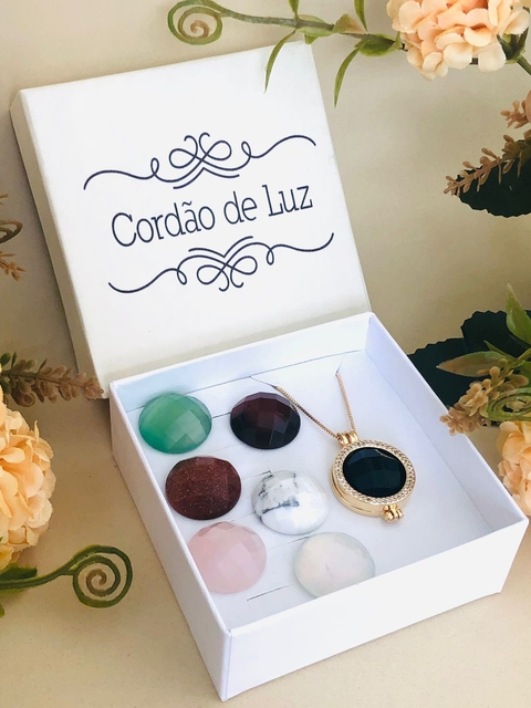 COLAR RELICÁRIO CÁPSULA CRAVEJADO DE ZIRCONIAS COM 7 PEDRAS NATURAIS FACETADAS