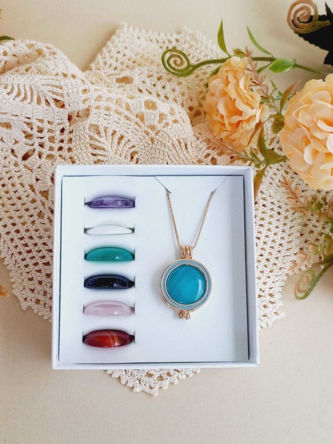 COLAR RELICÁRIO CÁPSULA ESMALTADO AZUL COM 7 PEDRAS NATURAIS