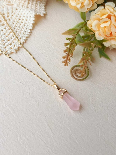 COLAR PRISMA GEOMÉTRICO QUARTZO ROSA