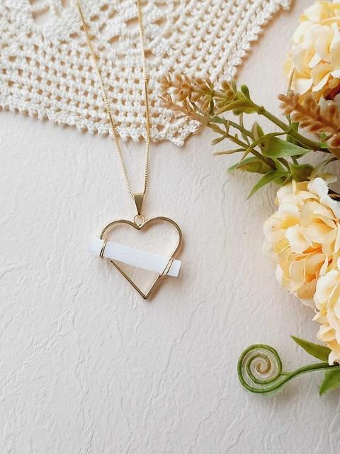 COLAR CORAÇÃO COM PEDRA NATURAL SELENITA