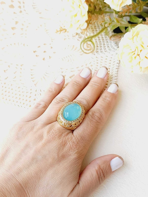 ANEL VOLUMOSO OVAL CRAVEJADO DE MINI ZIRCONIAS COM PEDRA NATURAL AGATHA AZUL