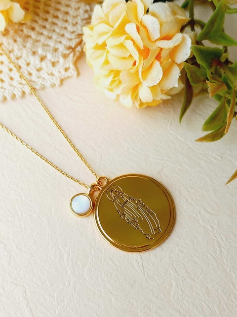 COLAR PINGENTE DUPLO MEDALHA COM ORAÇÃO AVE MARIA E MADREPEROLA