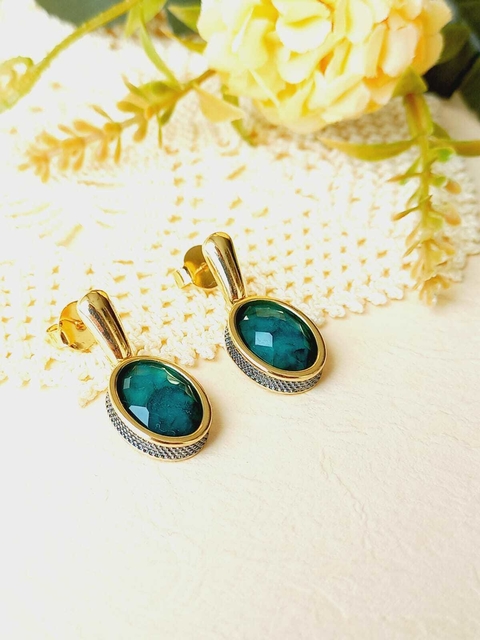 BRINCO OVAL COM APLICAÇÕES DE NEGRO COM PEDRA NATURAL ESMERALDA FACETADA