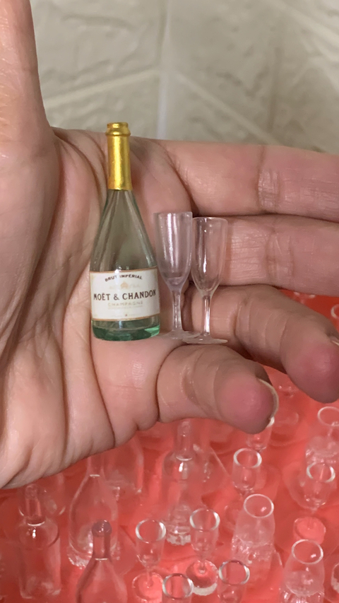 Ref.10296- Kit garrafa de champanhe 5,3cm e taça tulipa 3.2cm (2 peças )