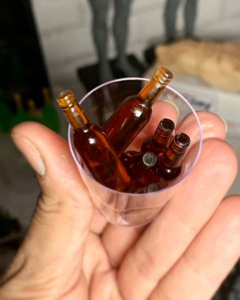 Ref.1126- Mini garrafinha de cerveja em resina epóxi 1 garrafinha 3,4cm - buy online