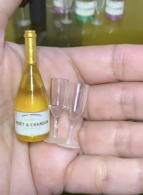 Ref.D205- Miniatura realista garrafa de champanhe e duas taças ( garrafa 5cm taças 3 cm ) - (cópia)