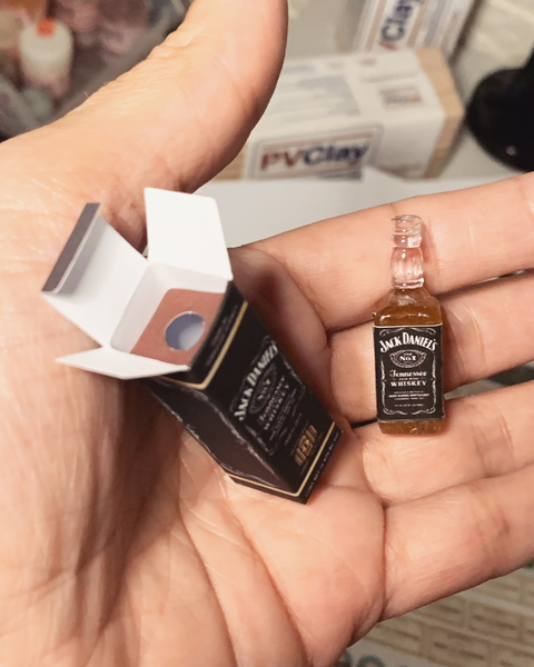 Ref.34780- Garrafinha de whisk com caixinha miniatura realista ( 1 caixinha 1 mini whisk)