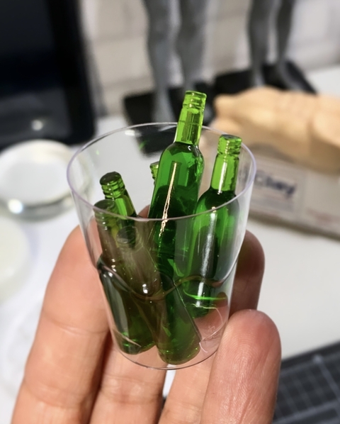 Ref.1120- miniature de garrafas de cerveja em resina 3,4cm de altura - 1 peça