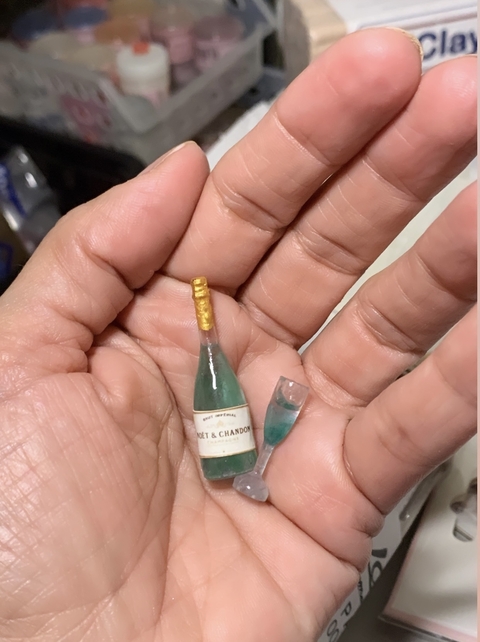 Ref.34765- Miniatura realista de champanhe 4cm de altura 1 peça