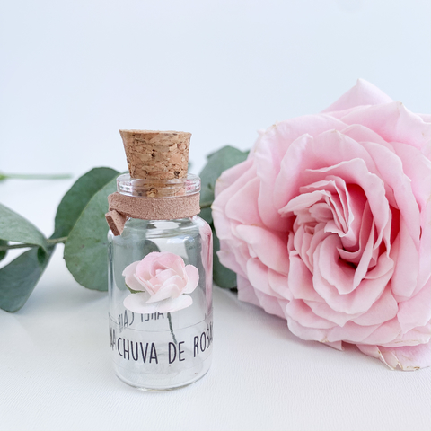 Mini garrafinha “chuva de rosas”