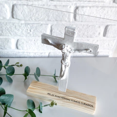 Crucifixo de mesa no acrílico na internet