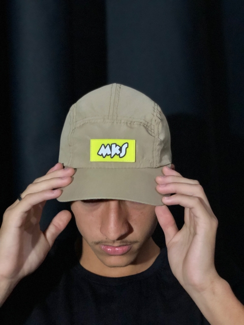 BONÉ TAILWIND BEGE COM NEON