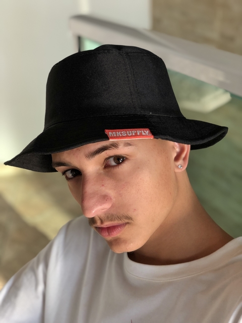 BUCKET PRETO ETIQUETA BORDADA