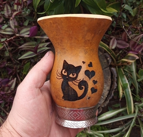 Cuia Porongo Pé de Metal " Gatinha Corações "