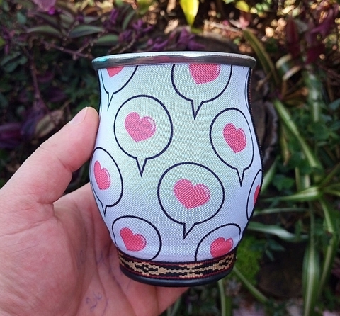 Cuia de Alumínio para Tererê Forrada " Corações Rosa fundo branco "