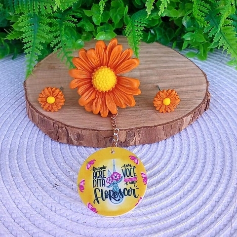 Kit Flores com Pingente " Quando acredita em você, Impossível não florescer " Laranja