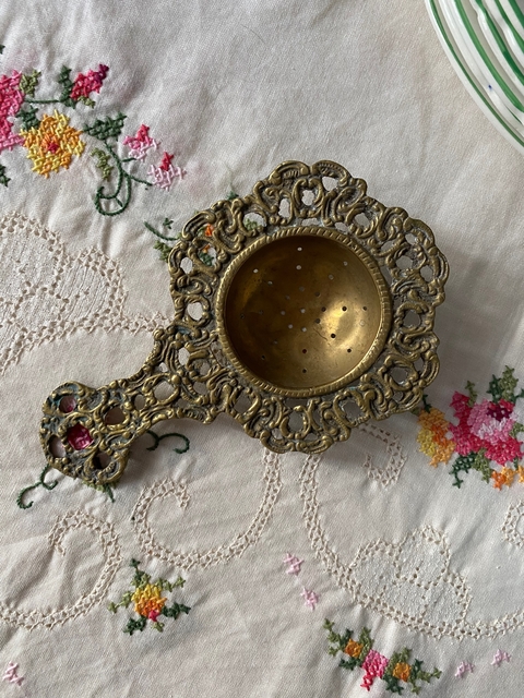 Colador de te antiguo bronce