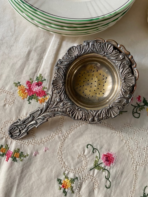 Colador de te grande antiguo con base