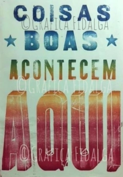 Coisas Boas Acontecem Aqui 66x96cm - Grafica Fidalga