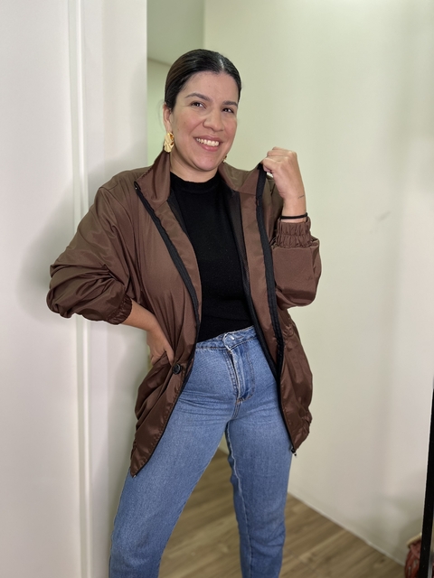 Jaqueta corta vento marrom - comprar online