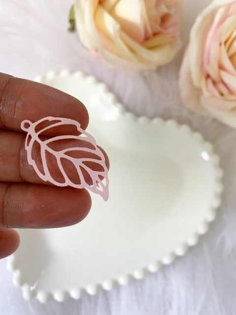 Folha vazada em cetim com furo CORTE DUPLO - comprar online