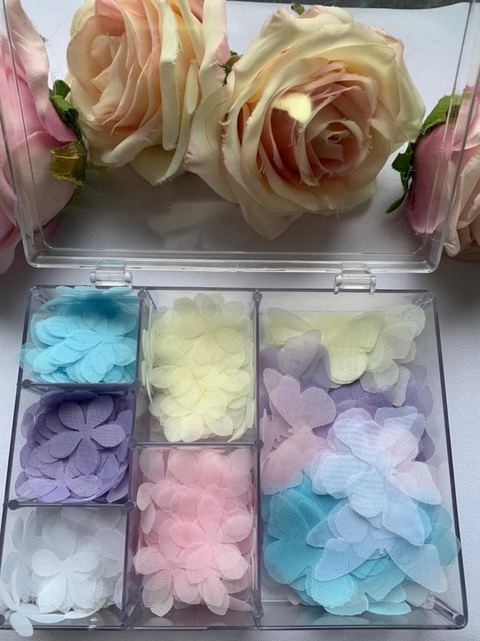 Kit com 650 apliques em voil de flores e borboletas de 2,5 cm