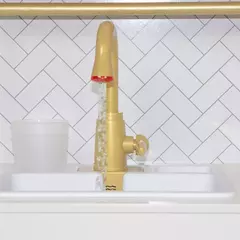 Cozinha Funcional e Acessórios com Detalhes em Branco e Dourado - comprar online