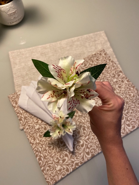 Porta guardanapo astromelias brancas - comprar online