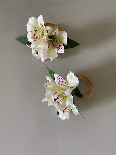 Imagem do Porta guardanapo astromelias brancas